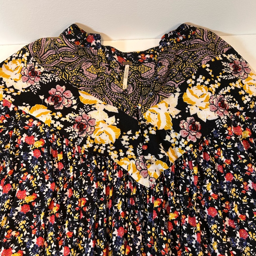 FREE PEOPLE Wildflower Fields Henley Tunic Top V-neck button Women’s Size Medium - Picture 13 of 13